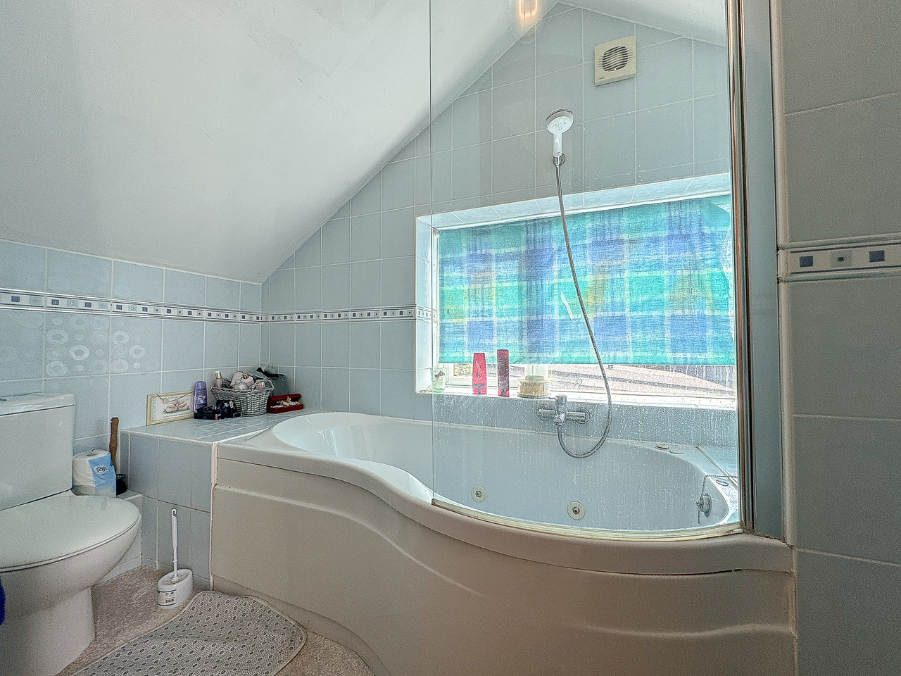 Bathroom (upstairs)
