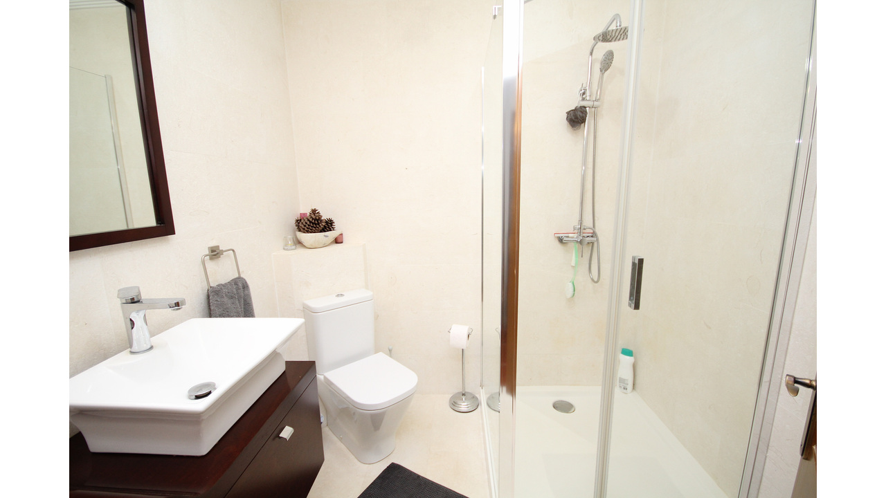 10. Main Bathroom (2)
