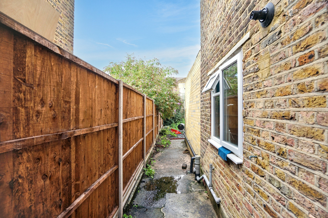 35a Rookstone Road, London, SW17 9NQ