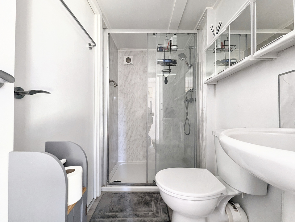 1 Hallsland Way, Oxted, Surrey, RH8 9AL