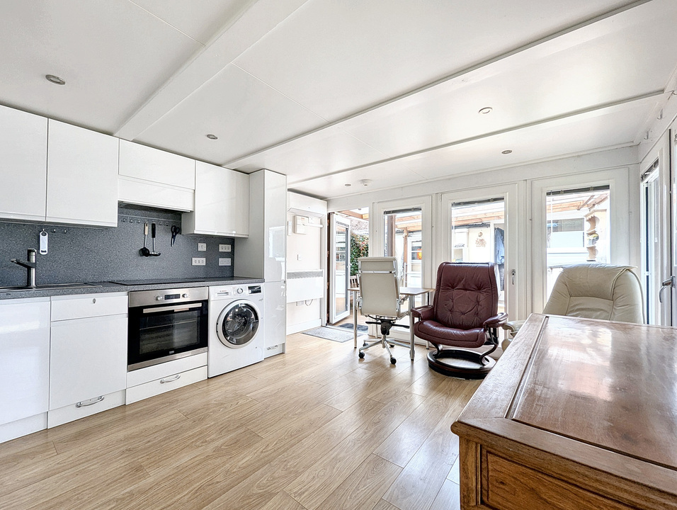 1 Hallsland Way, Oxted, Surrey, RH8 9AL